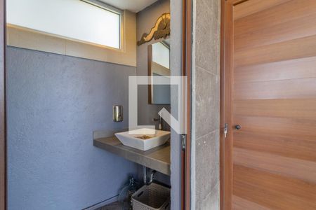 Medio baño 1 de casa de condomínio para alugar com 5 quartos, 500m² em Lomas de Las Palmas, Naucalpan de Juárez